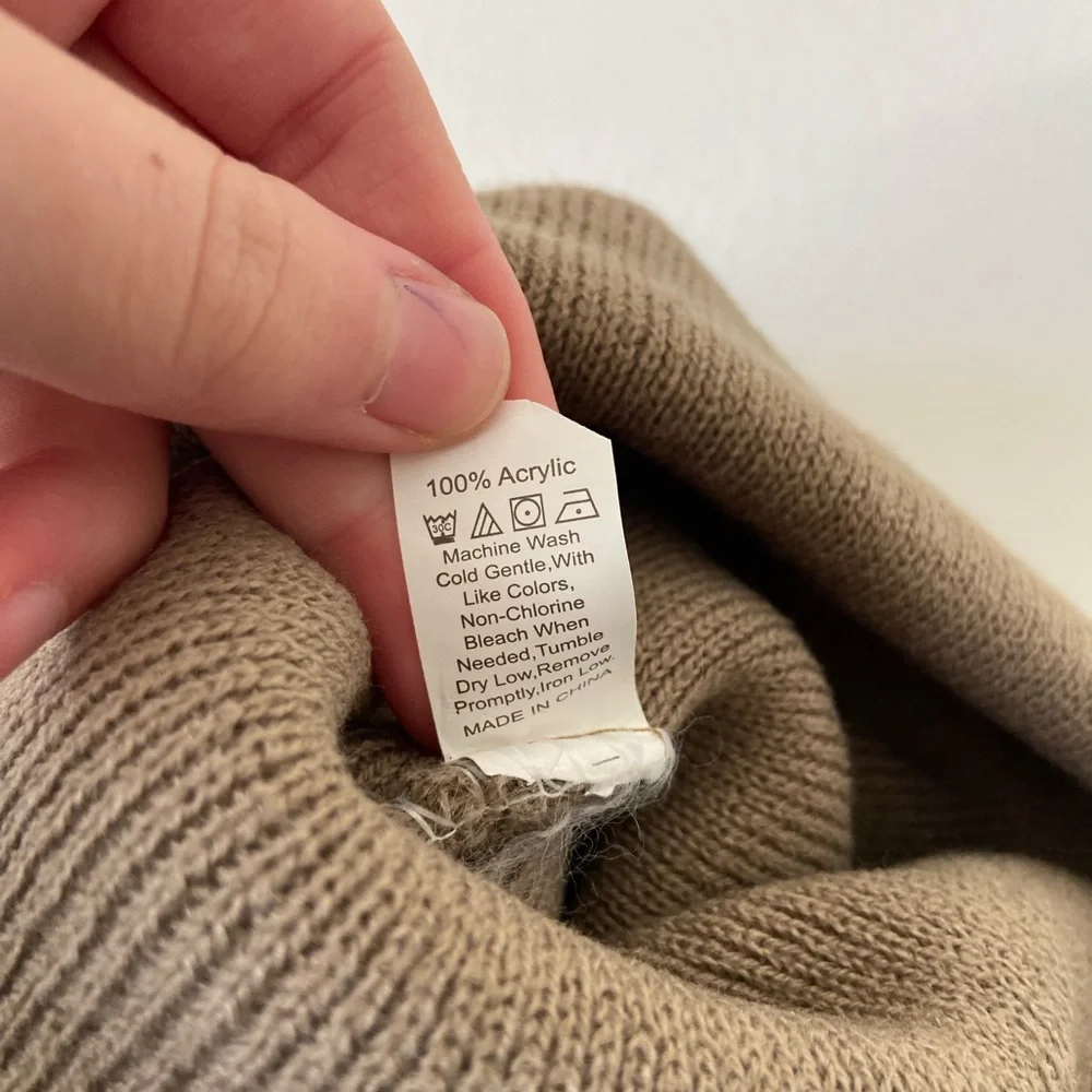 EUC Women’s beige tan knit 100% acrylic stretchy beanie winter‎ hat warm snow